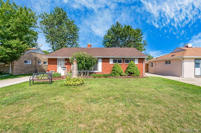 front view picture of 26360 Compson, Roseville, MI. 48066