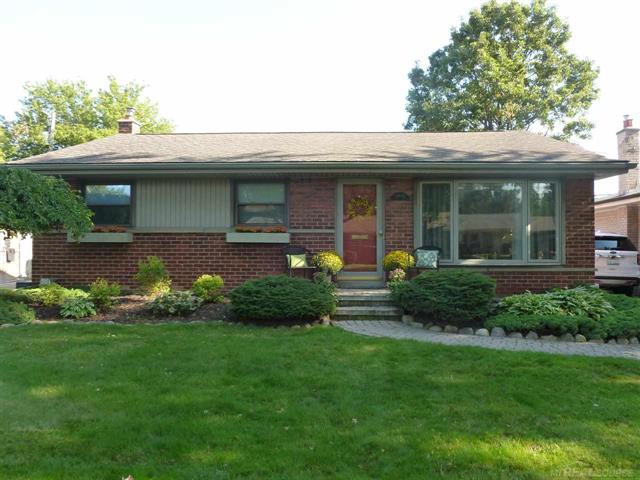 front view picture of 21605 Frazho, Saint Clair Shores, MI. 48081