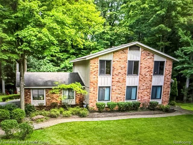 front view picture of 21542 Beauford Ct, Farmington, MI. 48335