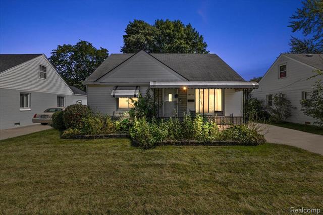 front view picture of 26720 Hollywood, Roseville, MI. 48066