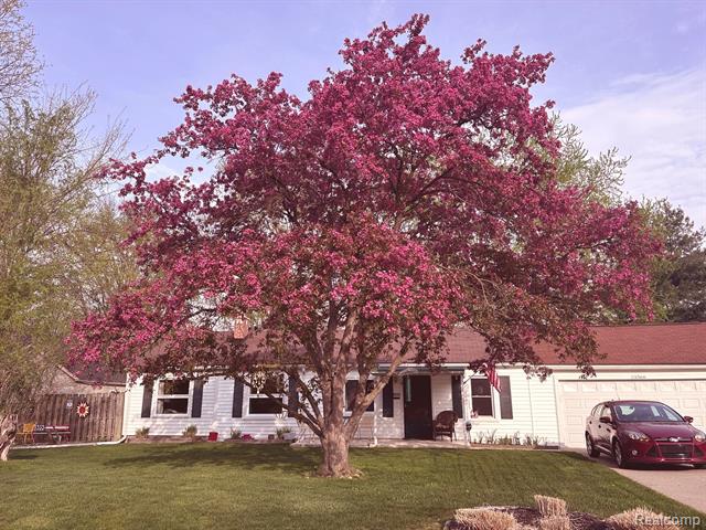 front view picture of 33566 Rhonswood Dr, Farmington, MI. 48335