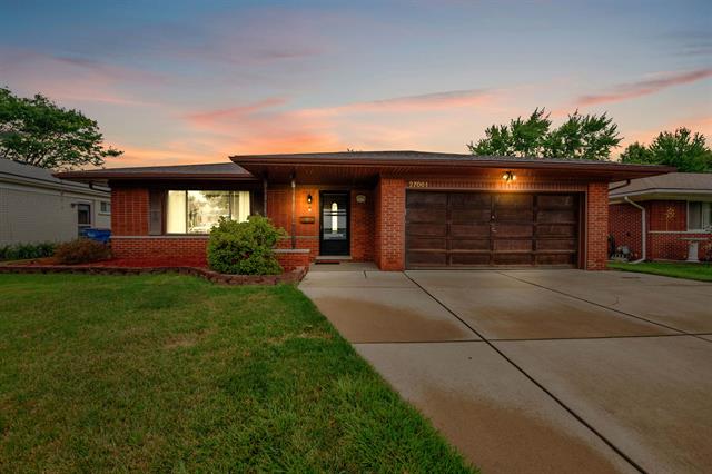 front view picture of 27061 Shelbourne, Warren, MI. 48088
