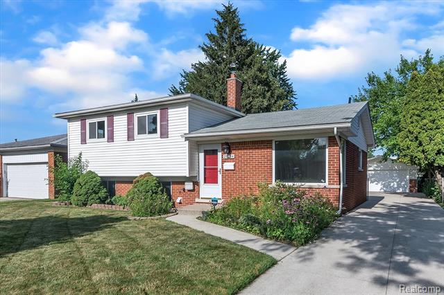 front view picture of 27034 Clarpointe, Warren, MI. 48088