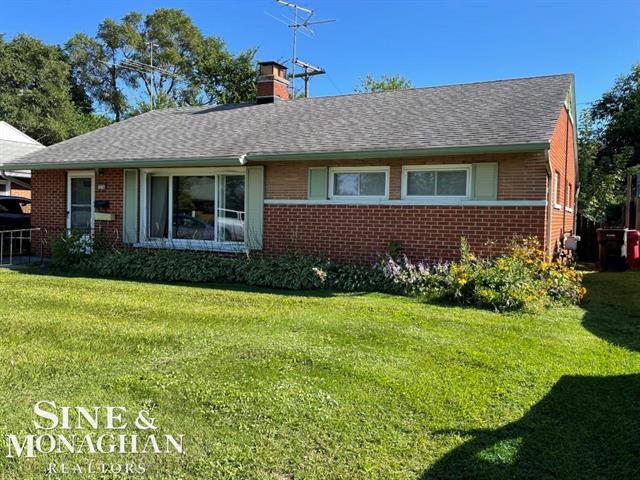 front view picture of 15744 E Crestmont, Roseville, MI. 48066