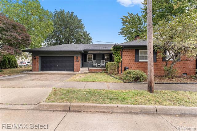 front view picture of 20221 11 Mile Rd, Saint Clair Shores, MI. 48081