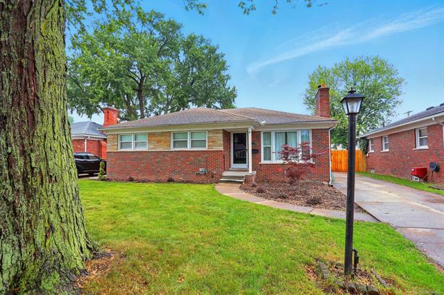 front view picture of 21629 Yale, Saint Clair Shores, MI. 48081