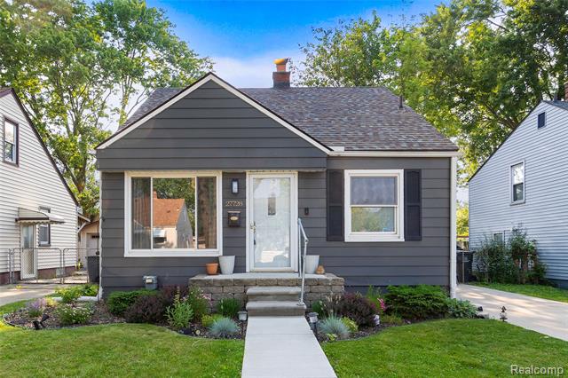 front view picture of 27728 Larchmont, Saint Clair Shores, MI. 48081