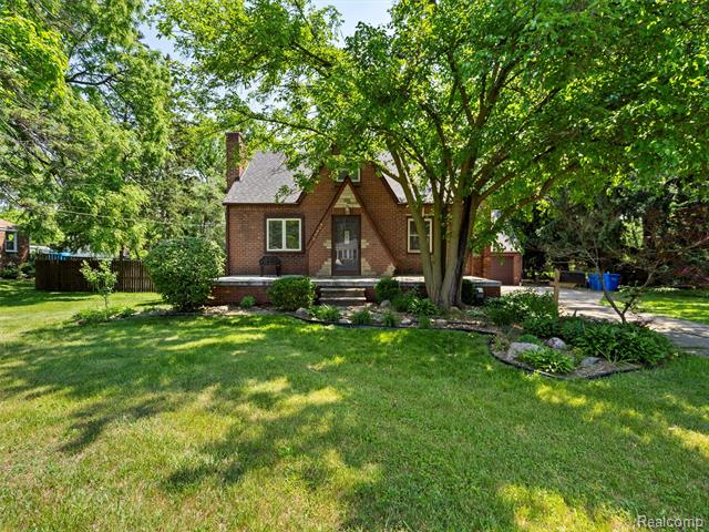 front view picture of 27904 Milton, Warren, MI. 48092