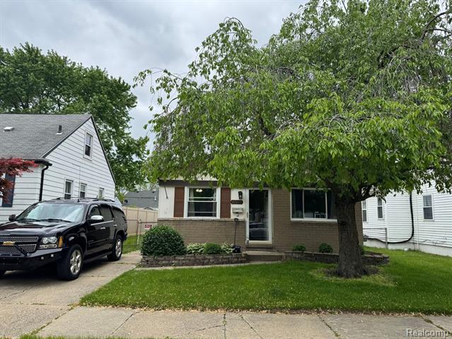 front view picture of 27355 Elmhurst, Roseville, MI. 48066