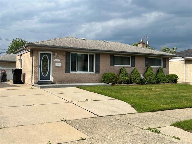 front view picture of 15565 Chestnut, Roseville, MI. 48066