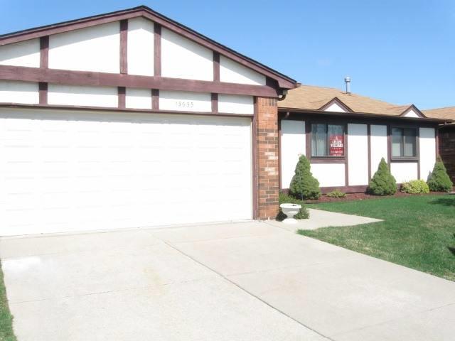 front view picture of 13655 Villa Pointe Dr, Warren, MI. 48088