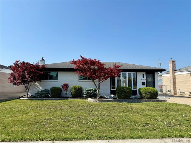 front view picture of 27661 Larry, Roseville, MI. 48066