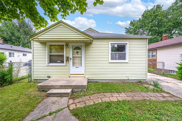 front view picture of 18379 Hazelwood, Roseville, MI. 48066