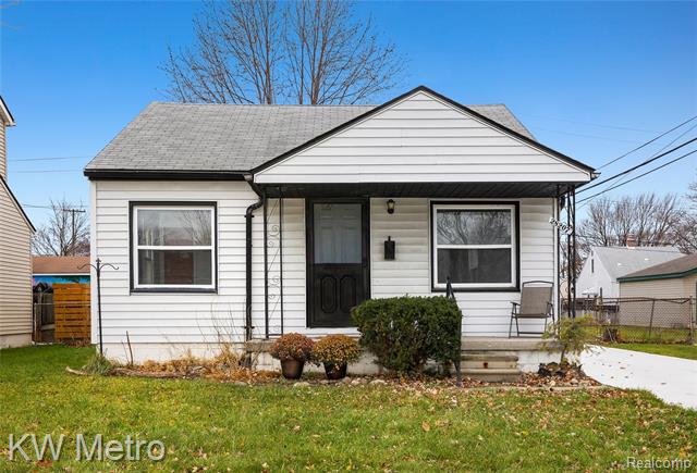 front view picture of 28207 Grant, Saint Clair Shores, MI. 48081