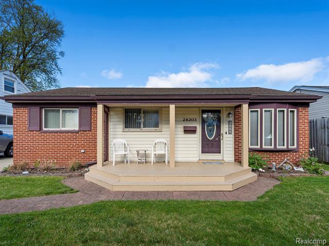 front view picture of 28203 Florence, Saint Clair Shores, MI. 48081