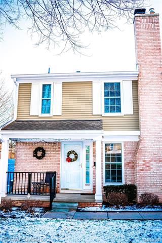 front view picture of 20942 E Glen Haven Cir, Northville, MI. 48167