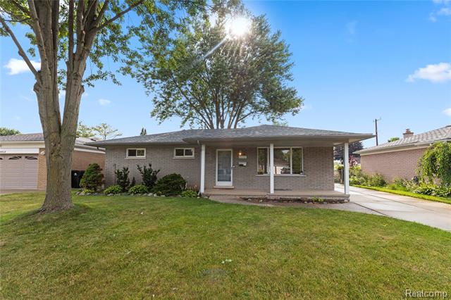 front view picture of 27737 Groveland, Roseville, MI. 48066