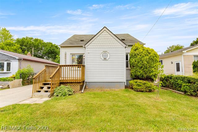 front view picture of 28041 Essex, Roseville, MI. 48066