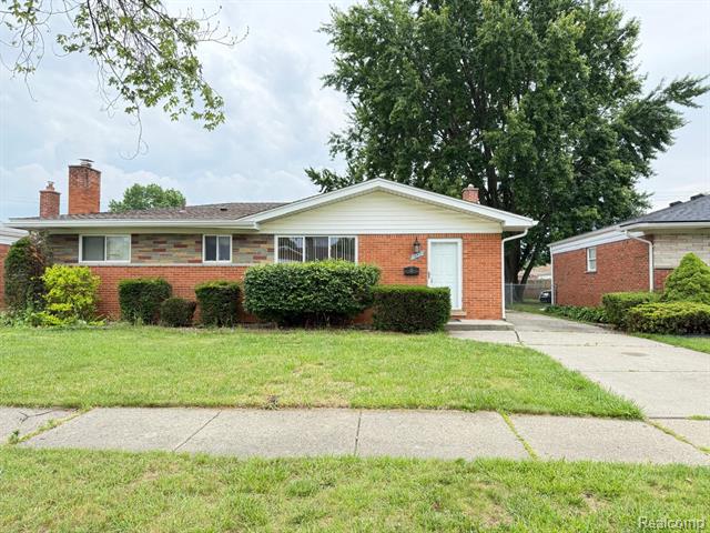 front view picture of 11522 Gerald, Warren, MI. 48093