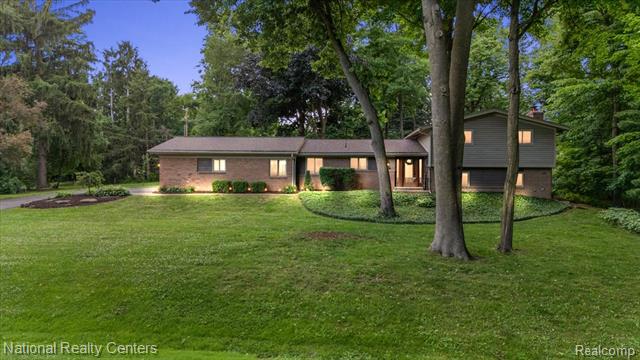 front view picture of 21201 E Chigwidden St, Northville, MI. 48167