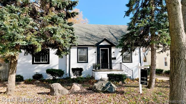 front view picture of 28408 Gladstone, Saint Clair Shores, MI. 48081