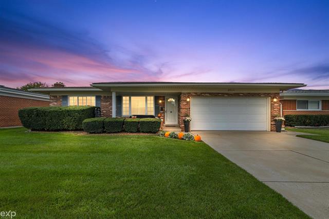 front view picture of 29111 Desmond, Warren, MI. 48093