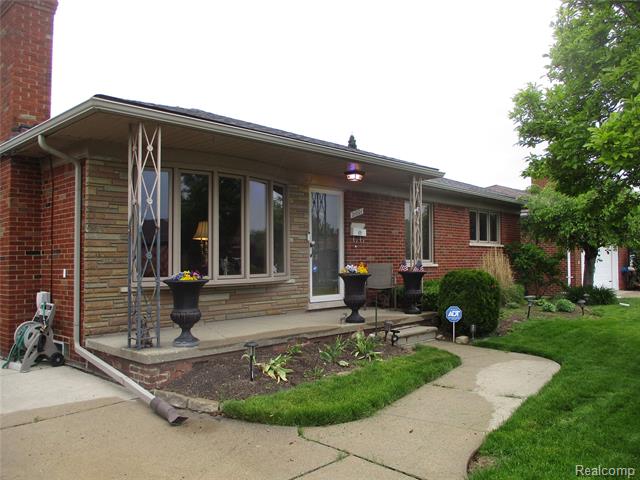 front view picture of 21001 Winkel, Saint Clair Shores, MI. 48081