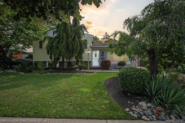 front view picture of 28838 Newport, Warren, MI. 48088