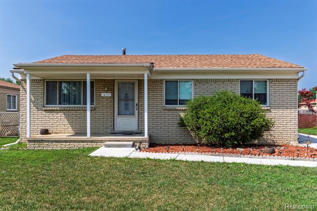 front view picture of 16137 Secretariat, Roseville, MI. 48066