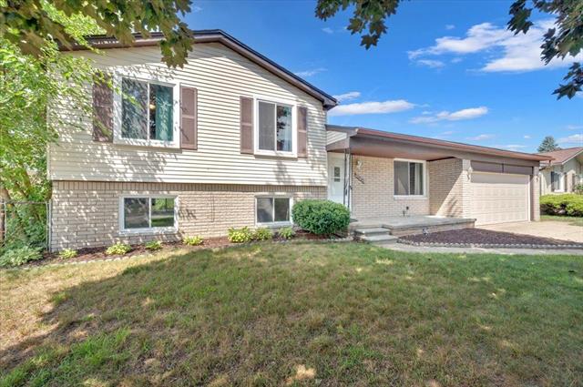 front view picture of 29205 Nottingham Cir, Warren, MI. 48092