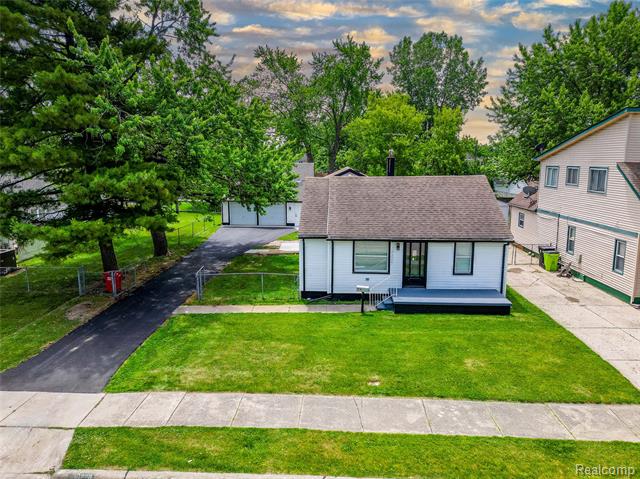 front view picture of 19228 Melvin, Roseville, MI. 48066