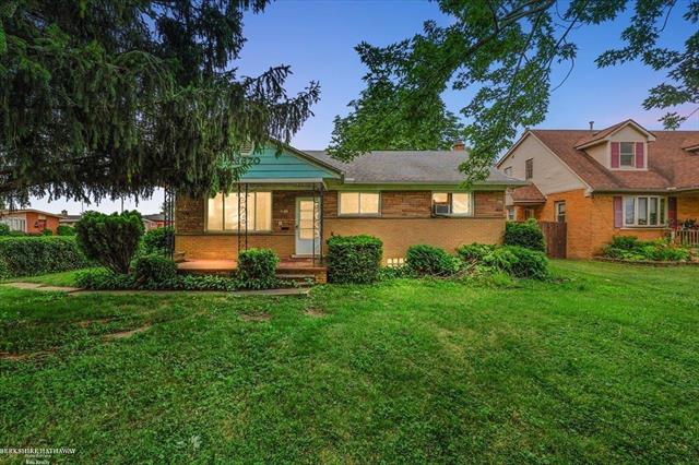 front view picture of 16670 12 Mile, Roseville, MI. 48066