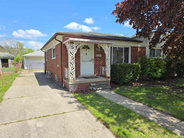 front view picture of 19343 Florence, Roseville, MI. 48066