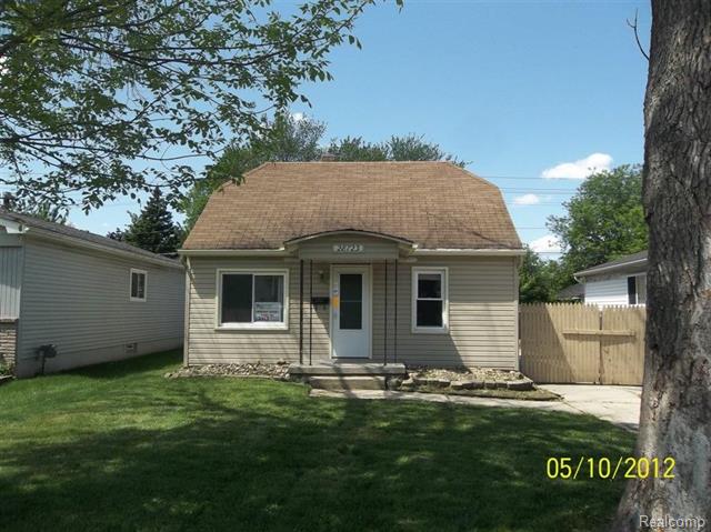 front view picture of 28723 Pinehurst, Roseville, MI. 48066