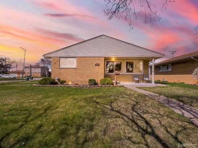 front view picture of 21563 Winshall Ct, Saint Clair Shores, MI. 48081