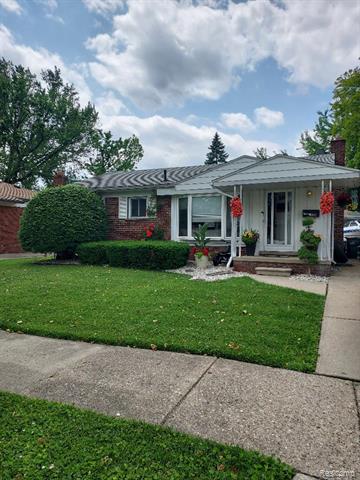 front view picture of 29112 Elmwood Ct, Saint Clair Shores, MI. 48081