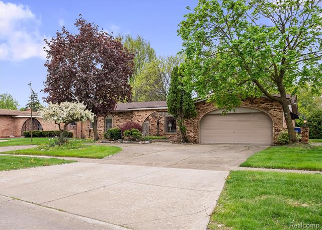 front view picture of 11326 Common, Warren, MI. 48093