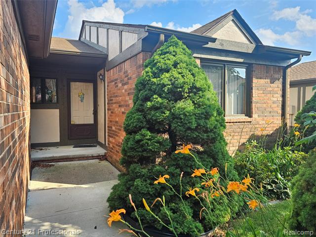 front view picture of 4866 Elm Tree Ln, Warren, MI. 48092