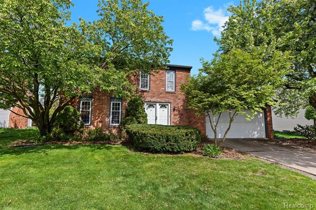 front view picture of 21950 Greentree Ln, Novi, MI. 48375