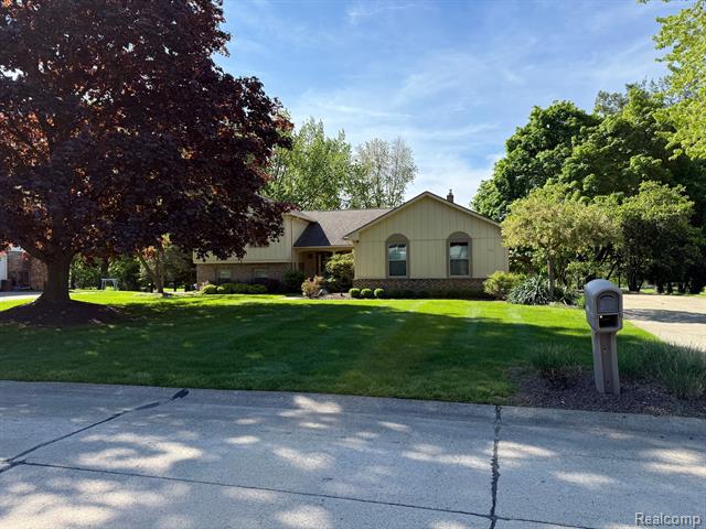 front view picture of 36157 Parklane Cir, Farmington, MI. 48335