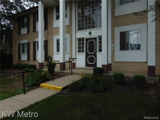 front view picture of 29240 Gloede St, Warren, MI. 48088