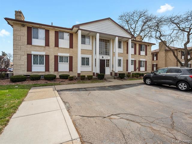 front view picture of 29272 Gloede St, Warren, MI. 48088