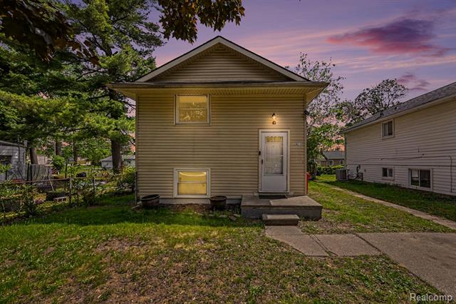 front view picture of 20215 Westhampton Ave, Southfield, MI. 48075