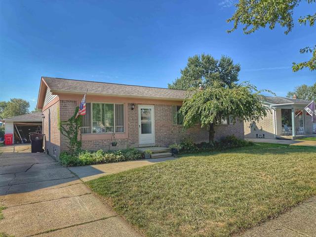 front view picture of 17350 East Pointe, Roseville, MI. 48066