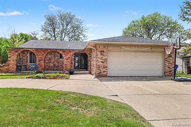 front view picture of 11422 Common, Warren, MI. 48093