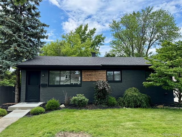 front view picture of 22909 Garfield, Saint Clair Shores, MI. 48082