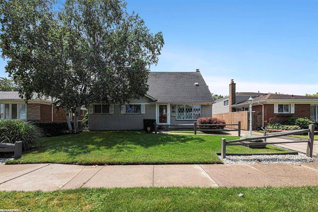 front view picture of 13016 Common, Warren, MI. 48088