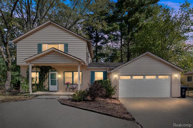 front view picture of 21326 Flanders St, Farmington, MI. 48335