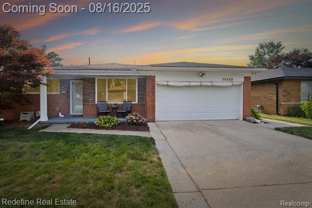 front view picture of 30529 Newport, Warren, MI. 48088
