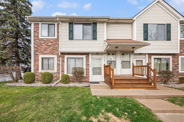 front view picture of 17401 Utica Oaks Ln, Roseville, MI. 48066